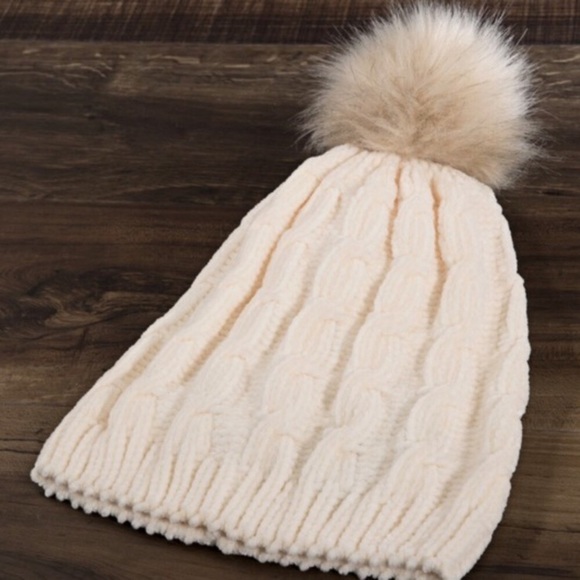 ✨NEW Chenille ULTRA SOFT Cable Knit Pom Pom Beanie Hat in Ivory - Picture 5 of 10